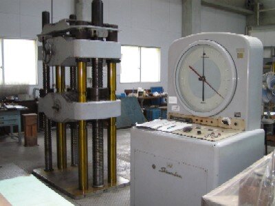 万能材料試験機(2,000kN)の画像